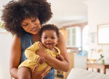 Jeune maman africaine souriante avec son bebe 360x260