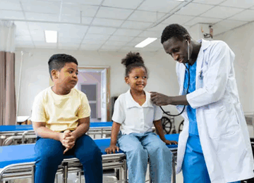 Medecin consultant un patient atteint de maladie rare 360x260