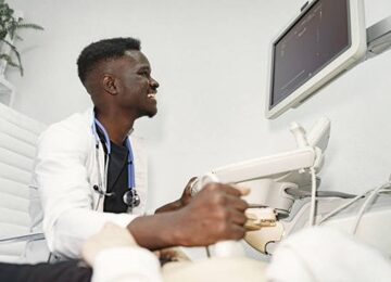 Medecin utilisant lechographie pour une anesthesie 1 360x260
