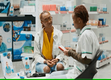 Pharmacien africain expliquant un traitement 360x260