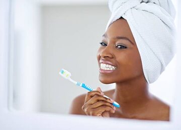 Une personne de race noire se brossant les dents correctement 1 360x260