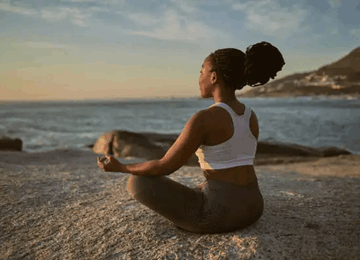 Femme africaine meditant en plein air 360x260