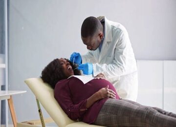 Une femme enceinte afro americaine chez le dentiste 360x260