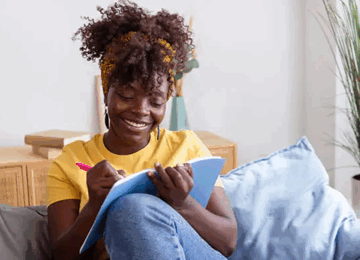 Femme africaine utilisant un agenda pour organiser sa journee 360x260