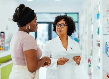 Femme en pharmacie discutant avec un pharmacien 360x260