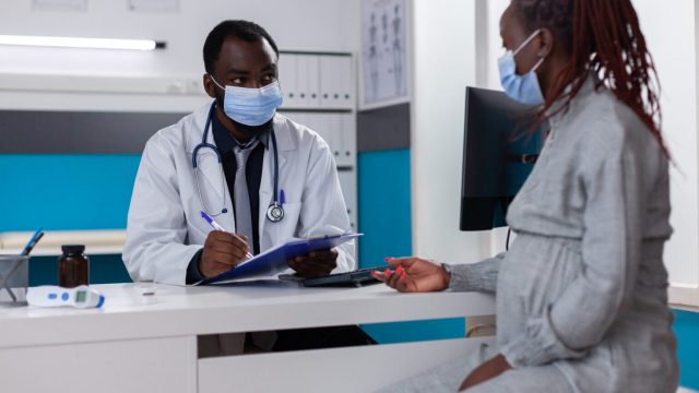 african-american-medic-pregnant-woman-talking-1536×1024